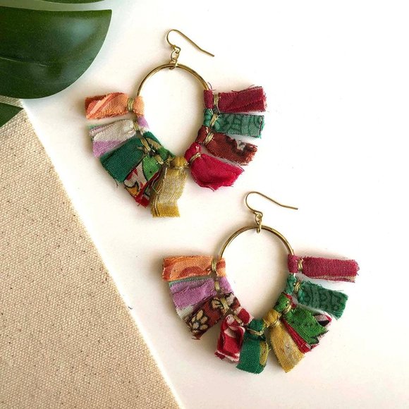 NWT World Finds Kantha Arrowhead Fabric Earrings - Picture 2 of 3